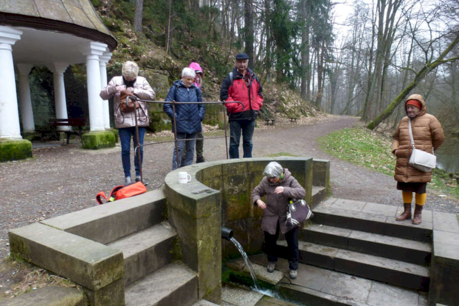 Výletníci u studánky